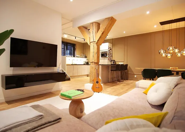 Stunning 2 Bedroom Apt. Heart Of The City!
