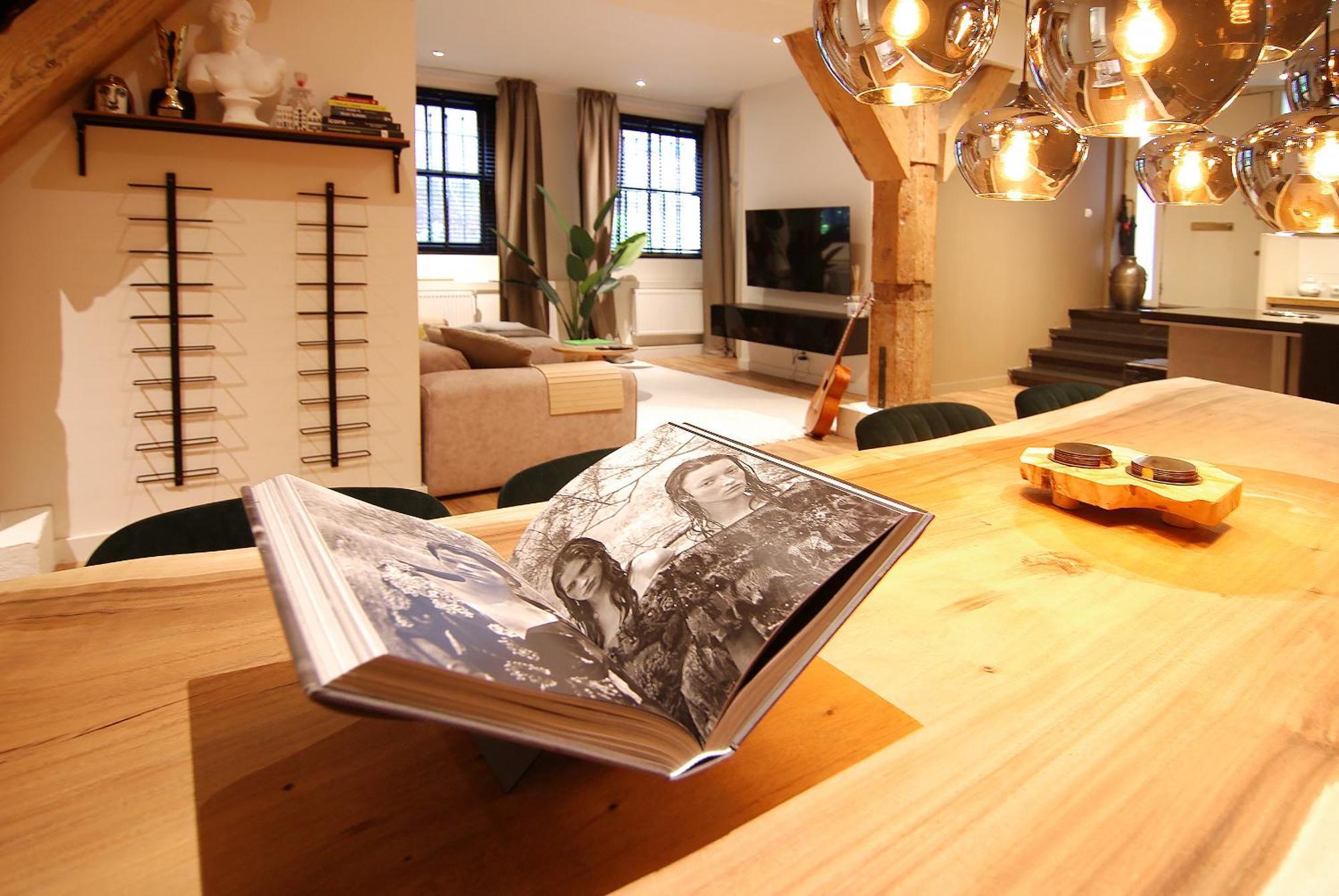 Stunning 2 Bedroom Apt. Heart Of The City! *