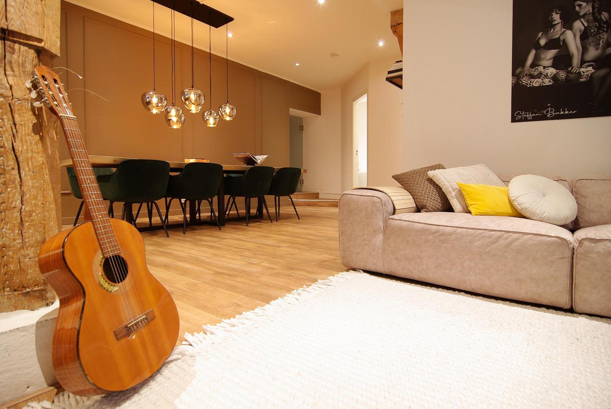Stunning 2 Bedroom Apt. Heart Of The City! *