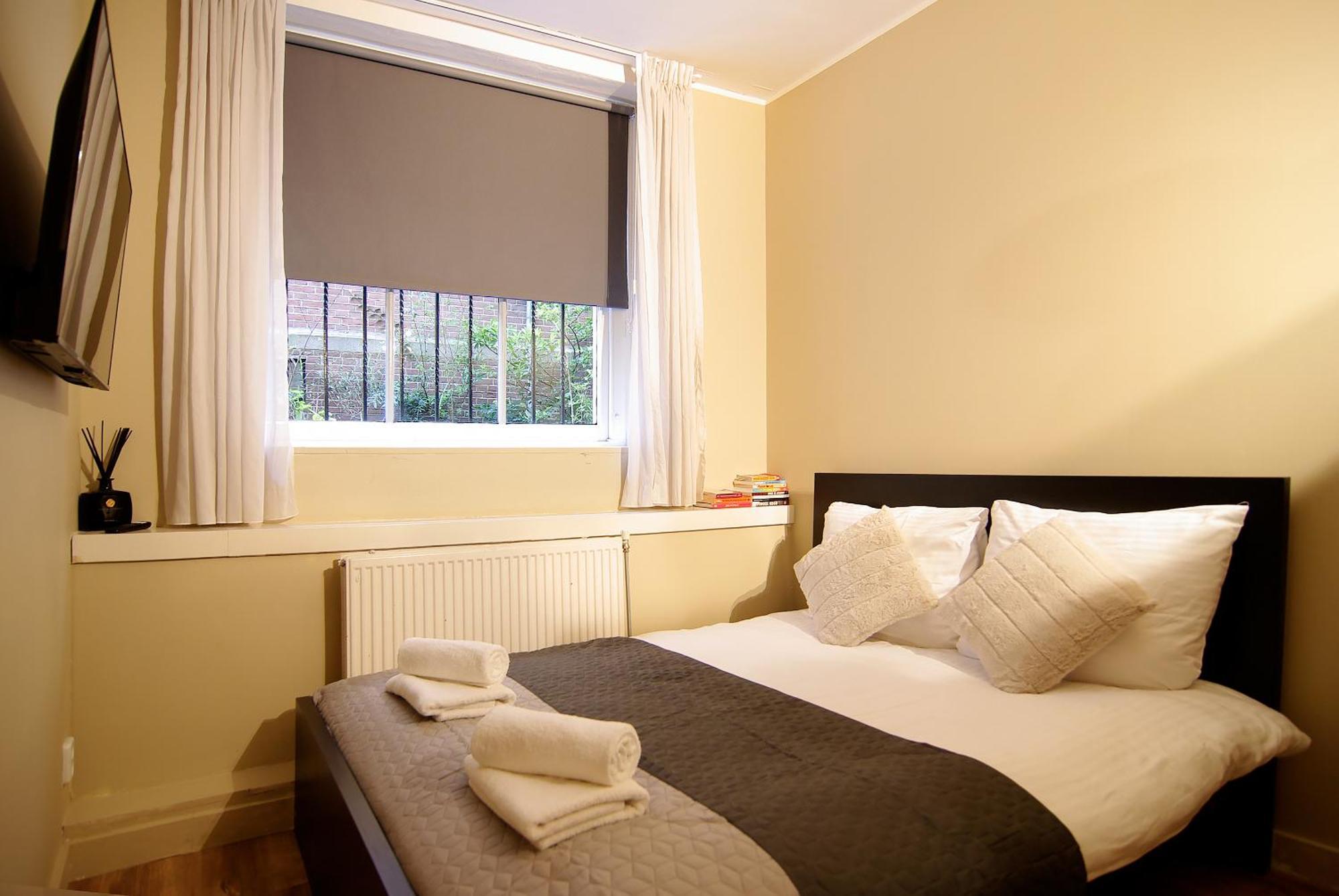 Stunning 2 Bedroom Apt. Heart Of The City!