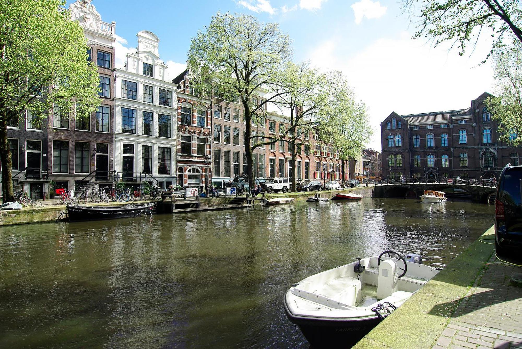 Stunning 2 Bedroom Apt. Heart Of The City! *